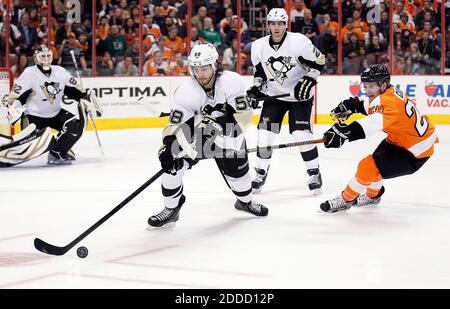 NO FILM, NO VIDEO, NO TV, NO DOCUMENTARY - The Philadelphia Flyers' Claude Giroux, right, goes after the puck against the Pittsburgh Penguins' Kris Letang during the third period at the Wells Fargo Center in Philadelphia, PA, USA on March 7, 2013. Pittsburgh won, 5-4. Photo by Yong Kim/Philadelphia Daily News/MCT/ABACAPRESS.COM Stock Photo