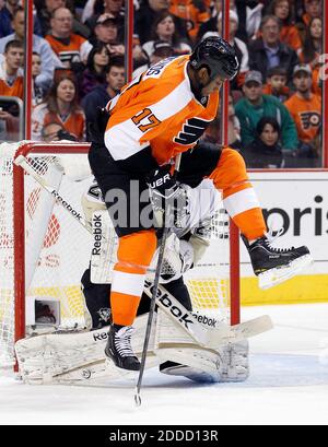 NO FILM, NO VIDEO, NO TV, NO DOCUMENTARY - The Philadelphia Flyers' Wayne Simmonds tries to distract Pittsburgh Penguins goalie Marc-Andre Fleury during the first period at the Wells Fargo Center in Philadelphia, PA, USA on March 7, 2013. Pittsburgh won, 5-4. Photo by Yong Kim/Philadelphia Daily News/MCT/ABACAPRESS.COM Stock Photo