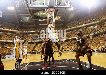 Lebron james dunk hi-res stock photography and images - Alamy
