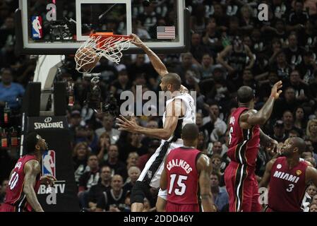 NO FILM, NO VIDEO, NO TV, NO DOCUMENTARY - San Antonio Spurs forward Tim Duncan dunks against the Miami Heat during the first quarter in Game 3 of the NBA Finals, at the AT&T Center in San Antonio, TX, USA on June 11, 2013. Photo by David Santiago/El Nuevo Herald/MCT/ABACAPRESS.COM Stock Photo