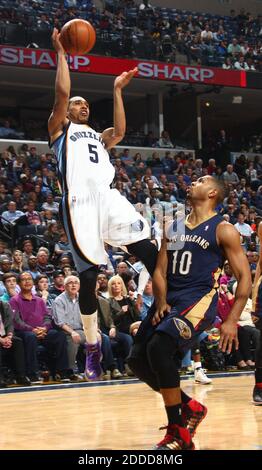 NO FILM, NO VIDEO, NO TV, NO DOCUMENTARY - Memphis Grizzlies guard Courtney Lee (5) shoots over the defense of New Orleans Pelicans guard Eric Gordon (10) at the FedExForum in Memphis, TN, USA on January 20, 2014. Photo by Nikki Boertman/The Commercial Appeal/MCT/ABACAPRESS.COM Stock Photo