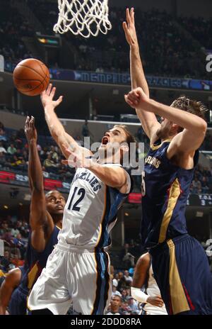 NO FILM, NO VIDEO, NO TV, NO DOCUMENTARY - Memphis Grizzlies guard Nick Calathes (12) takes a shot against New Orleans Pelicans forward Darius Miller (2) and New Orleans Pelicans center Jeff Withey (5) at the FedExForum in Memphis, TN, USA on January 20, 2014. Photo by Nikki Boertman/The Commercial Appeal/MCT/ABACAPRESS.COM Stock Photo