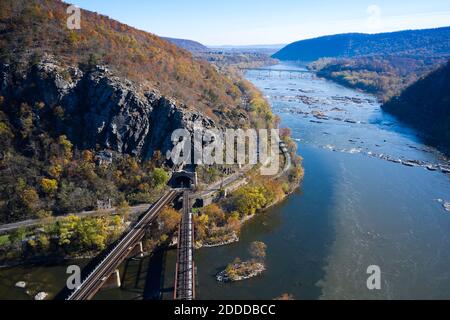 USA, West Virginia, Harpers Ferry, Aerial view of elevated railroad tracks meeting at tunnel over Chesapeake and Ohio Canal Stock Photo