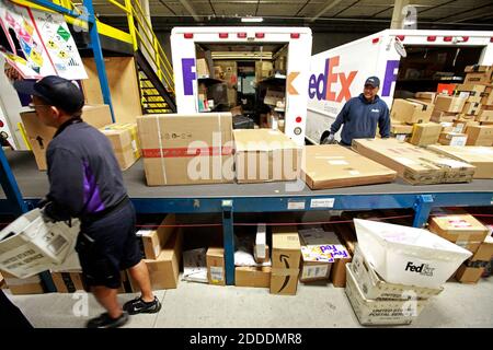 NO FILM, NO VIDEO, NO TV, NO DOCUMENTARY - FedEx workers watch for their designated packages slowly moving down a long conveyor belt, waiting to be loaded for delivery on the busiest shipping day of the year, December 15, 2014, at the FedEx facility in San Francisco, CA, USA. Photo by Laura A. Oda/Bay Area News Group/TNS/ABACAPRESS.COM Stock Photo