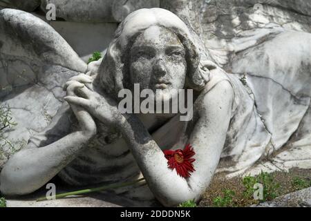 Roma, Rom, Italy, Italien; Cimitero del Verano; Campo Verano; Tombstone sculpture - a lying angel with folded hands and gazing at the sky. Stock Photo