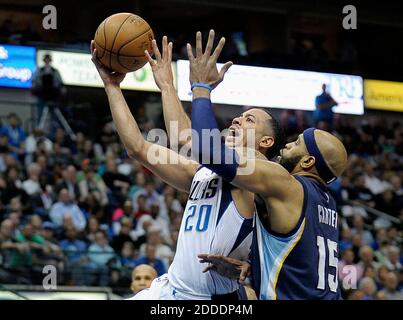 NO FILM, NO VIDEO, NO TV, NO DOCUMENTARY - Dallas Mavericks guard Devin Harris (20) tries for two over Memphis Grizzlies guard Vince Carter (15) at American Airline Center in Dallas, TX, USA on January 27, 2015. Photo by Max Faulkner/Fort Worth Star-Telegram/TNS/ABACAPRESS.COM Stock Photo