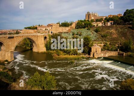 Puente de Alcántara Roman Bridge over River Tagus, Toledo, Spain Stock Photo