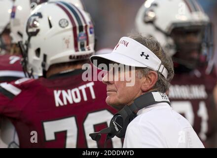 NO FILM, NO VIDEO, NO TV, NO DOCUMENTARY - South Carolina head coach Steve Spurrier huddles with his players during a time out in the closing minute of the first half against North Carolina in the Belk College Kickoff at Bank of America Stadium in Charlotte, N.C., on Thursday, Sept. 3, 2015. (Robert Willett/Raleigh News & Observer/TNS/ABACAPRESS.COM Stock Photo