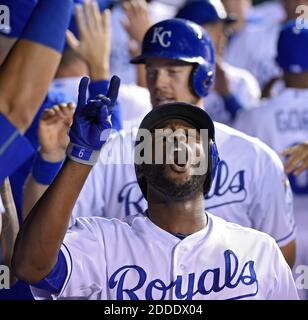 New father Lorenzo Cain earns MVP trophy at ALCS (VIDEO)  Kc royals  baseball, Royals baseball, Kansas city royals baseball