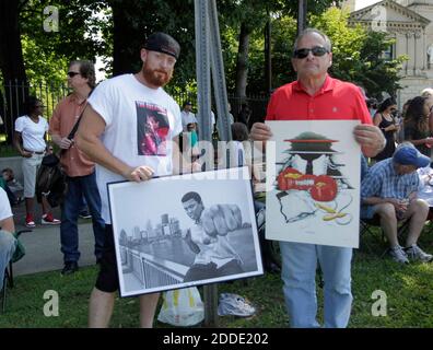 NO FILM, NO VIDEO, NO TV, NO DOCUMENTARY - Nick Smith and Dan Vick show their appreciation for Muhammad Ali during the funeral procession in Louisville, Ky., on Friday, June 10, 2016. Ali, a three-time world heavyweight champion, died June 3, 2016, at 74. Photo by Pablo Alcala/Lexington Herald-Leader/TNS/ABACAPRESS.COM Stock Photo