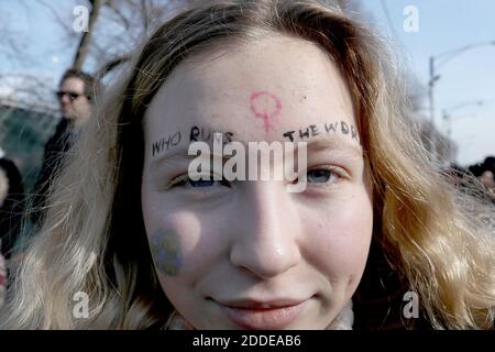 NO FILM, NO VIDEO, NO TV, NO DOCUMENTARY - Zoe Angelos, 14, of Chicago wears her protest sign on her face at the Women's March Chicago, IL, USA, on Saturday, January 20, 2018. Photo by Nancy Stone/Chicago Tribune/TNS/ABACAPRESS.COM Stock Photo