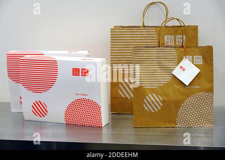 Buy Kraft Flat Handle Paper Bag 25Pcs, 48X32X16cm Online - Shop Cleaning &  Household on Carrefour UAE