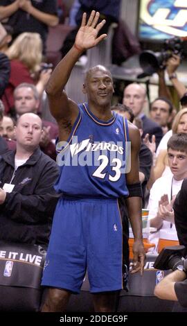 KRT SPORTS STORY SLUGGED: WIZARDS-SIXERS KRT PHOTOGRAPH BY CHARLES FOX/PHILADELPHIA INQUIRER (April 16) PHILADELPHIA, PA -- Michael Jordan waves to the crowd as he acknowledges the standing ovation he was given after leaving his team's game against the Philadelphia 76ers at the First Union Center in Philadelphia on Wednesday, April 16, 2003. (mvw) 2003 Photos by TNS/ABACAPRESS.COM