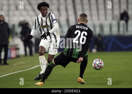 Argentina's Arsenal defender Ivan Varga vies for the ball with News  Photo - Getty Images