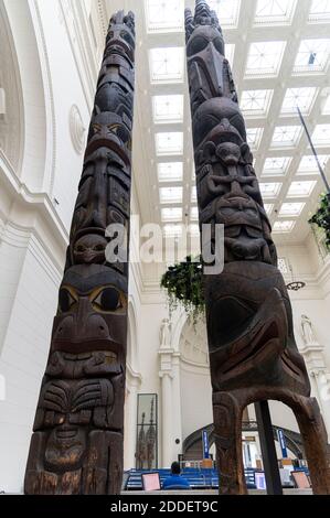 1893 World's Fair Totem Poles now in the Stanley Field Hall at the Field Museum in Chicago Stock Photo