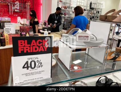 Orlando, United States. 24th Nov, 2020. A shopper makes a purchase at a store holding a Black Friday sale at The Mall at Millenia as merchants prepare for one of the busiest shopping days of the year. Many retailers have started their holiday sales early this year because of the pandemic, hoping to reduce the number of people unsafely crowding into stores on the day after Thanksgiving. Credit: SOPA Images Limited/Alamy Live News Stock Photo