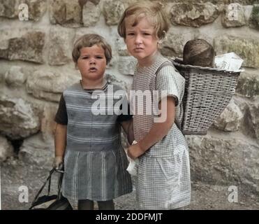 Zwei Kinder in Flüelen im Kanton Uri, Schweiz 1930er Jahre. Two little girls from Fluelen at Uri canton, Switzerland 1930s. Stock Photo