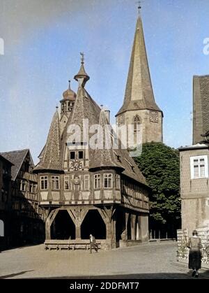 Rathaus und Kirche in Michelstadt im Odenwald, Deutschland 1930er Jahre. Town hall and church at Michelstadt at the Odenwald region, Germany 1930s. Stock Photo