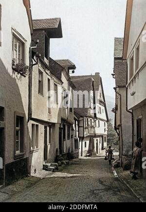 Eine kleine Gasse auch mit Fachwerkhäusern in der Ortschaft Enkirch an ...