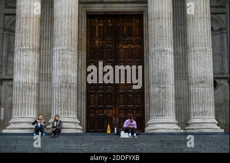 London, UK. 24th Nov, 2020. Enjoying the fresh air for lunch on the steps of St Paul's Cathedral, as cafe's are all closed for sitting, during the second Coronavirus Lockdown. Credit: Guy Bell/Alamy Live News Stock Photo