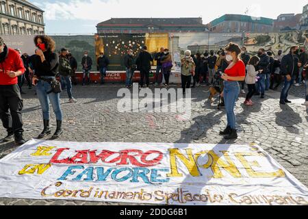 Naples, CAMPANIA, ITALY. 25th Nov, 2020. 25/11/2020 Naples, this morning the USB unions together with the health and unemployed show operators took to the streets to protest under the prefecture building in Piazza del Plebiscito. Credit: Fabio Sasso/ZUMA Wire/Alamy Live News Stock Photo