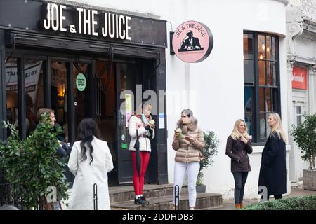 London, UK, 25 November 2020: Shops in London are shut but food shops and cafes cater to walkers and socially distanced one-to-one outdoor meet-ups. London Mayor Sadiq Khan has said he wants London to be in Tier 2 of the post-lockdown restrictions.  Anna Watson/Alamy Live News