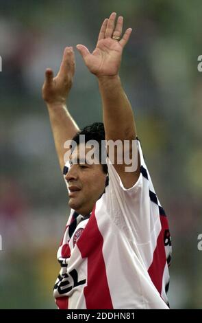 The 39-year-old former Argentine soccer star Diego Armando Maradona waves to the fans in the Munich Olympic Stadium when he is substituted on May 26th, 2000, where he was captain of the Bayern team for 43 minutes in the farewell game for Lothar Matthaus from FC Bayern Munich. Maradona is enthusiastically celebrated by the audience. FC Bayern - whose jersey Matthaus wore for twelve years and with which he celebrated seven championship titles and three cup wins - separated from the German national team 1: 1 (1: 1) in a draw. Matthaus plays 45 minutes for the DFB selection and wears the dress of Stock Photo