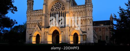 Dusk view over St Albans Cathedral, St Albans City, Hertfordshire County, England, UK Stock Photo