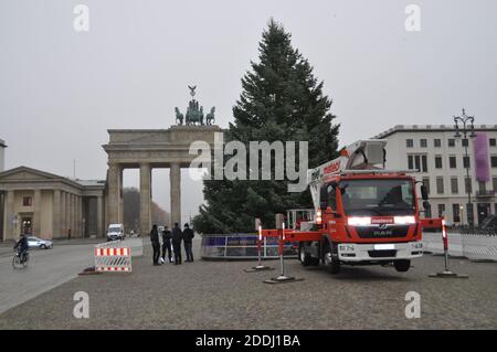 Berlin, Germany. 25th Nov, 2020. Staff decorate this year's Christmas tree in front of Brandenburg Gate in Berlin, Germany, on November 25, 2020. Credit: Ales Zapotocky/CTK Photo/Alamy Live News Stock Photo