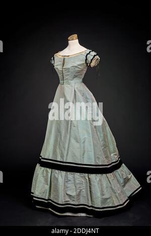 Two-piece Evening Dress, 1868, Taffeta two-piece dress with velvet ribbon and lace trim. The skirt has a train Stock Photo