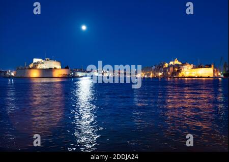 Moon rise over Fort Saint Elmo at dusk, Valletta, Malta Stock Photo