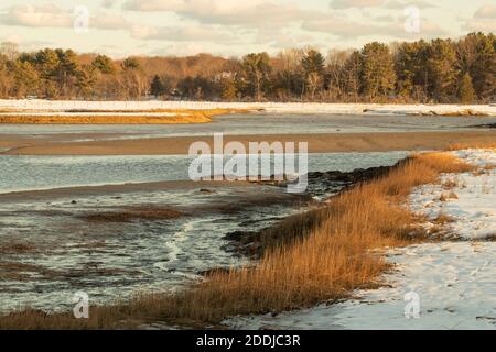 Sagamore Creek flows between Portsmouth and New Castle, New Hampshire. Small boats ride in and out of here. Very cose to Portsmouth's South Mill Pond. Stock Photo