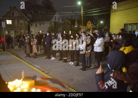 Watertown, Massachusetts, USA. 22nd Nov, 2020. Armenian-Americans hold a candlelight vigil and memorial for Peace honoring the fallen soldiers of Artsakh, Nagorno Karabakh in the recent war with Azerbaijan and its supporters. Credit: Kenneth Martin/ZUMA Wire/Alamy Live News Stock Photo