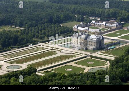 File photo dated May 24, 2007 of the Chateau de Vaux-le-Vicomte in Maincy, France. A group of robbers broke into the baroque castle in Maincy (55 kilometres southeast of Paris) in the very early hours of Thursday morning.  The group of six masked intruders then proceeded to tie up the owners, aged in their 90s, of the historic Vaux-le-Vicomte while they plundered the 17th century chateau of as much loot as they could, including works of art. It is believed the robbers also gained access to a safe. Vaux-le-Vicomte was transformed in 1661 from a small estate to a grandiose chateau with beautiful Stock Photo