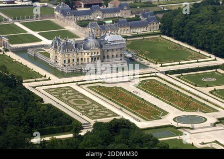 File photo dated May 24, 2007 of the Chateau de Vaux-le-Vicomte in Maincy, France. A group of robbers broke into the baroque castle in Maincy (55 kilometres southeast of Paris) in the very early hours of Thursday morning.  The group of six masked intruders then proceeded to tie up the owners, aged in their 90s, of the historic Vaux-le-Vicomte while they plundered the 17th century chateau of as much loot as they could, including works of art. It is believed the robbers also gained access to a safe. Vaux-le-Vicomte was transformed in 1661 from a small estate to a grandiose chateau with beautiful Stock Photo