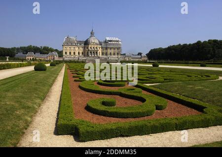 File photo dated May 24, 2007 of the Chateau de Vaux-le-Vicomte in Maincy, France. A group of robbers broke into the baroque castle in Maincy (55 kilometres southeast of Paris) in the very early hours of Thursday morning.  The group of six masked intruders then proceeded to tie up the owners, aged in their 90s, of the historic Vaux-le-Vicomte while they plundered the 17th century chateau of as much loot as they could, including works of art. It is believed the robbers also gained access to a safe. Vaux-le-Vicomte was transformed in 1661 from a small estate to a grandiose chateau with beautiful Stock Photo