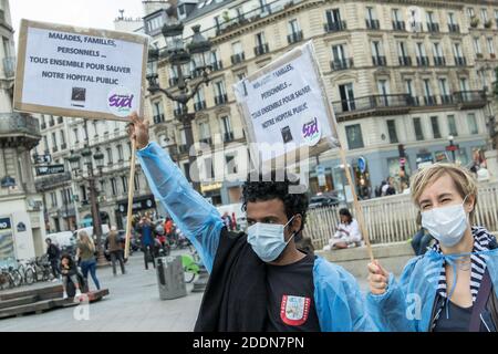Doctors, nurses and cargivers gather in Paris in front the Hotel de Ville, outside the headquarter of Assistance publique and Hôpitaux de Paris or AP-HP, public hospital system of Paris, to improve the working conditions in the French emergencies services, on September 26, 2019. Emergency hospital staff in France are continuing to strike, with almost half of services affected five months in to the movement. Photo by Barrault David/Avenir Pictures/ABACAPRESS.COM Stock Photo