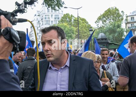 Fabien Vanhemelryck ( general secretary of Alliance Police) talking with opponant during the demonstration of the police union Alliance in front of the headquarters of La France Insoumise, following the remarks of Jean-Luc Melenchon, Paris, France on September 26, 2019. Photo by David Barrault/Avenir Pictures/ABACAPRESS.COM Stock Photo