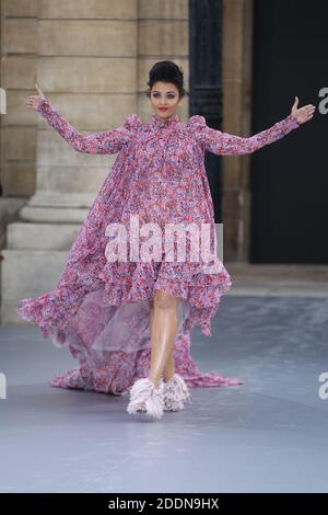 Liya Kebede walks the runway during the L'Oreal show as part of Paris  Fashion Week Womenswear Spring/Summer 2022 in Paris, France on October 03,  2021. Photo by Aurore Marechal/ABACAPRESS.COM Stock Photo 