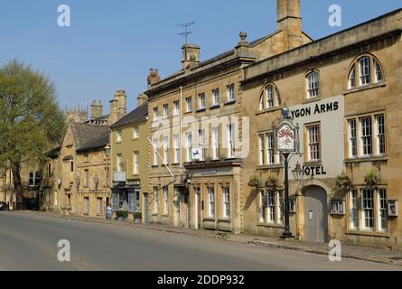 Lygon Arms & Lloyds Bank, High Street, Chipping Campden, Glos, Cotswolds, England, UK Stock Photo