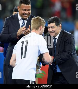 St. Petersburg, Russland. 02nd July, 2017. Diego Maradona presents Timo Werner (Germany) with the trophy/golden shoe. Back: Ronaldo (Brazil) GES/Soccer/Confed Cup 2017: Final: Chile - Germany, Saint Petersburg, Russia, 02.07.2017 Football/Soccer: Confed Cup 2017: Final: Chile - Germany, Saint Petersburg, Russia, July 2, 2017 | usage worldwide Credit: dpa/Alamy Live News Stock Photo