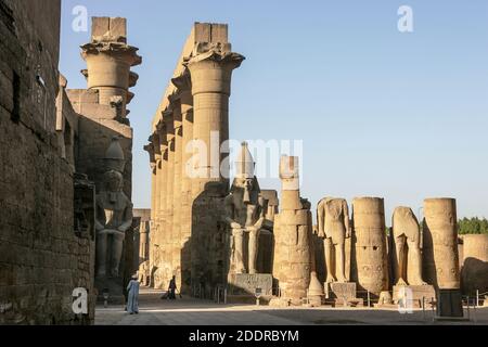 Statue of sitting pharaoh in Karnak Temple, Luxor Stock Photo - Alamy