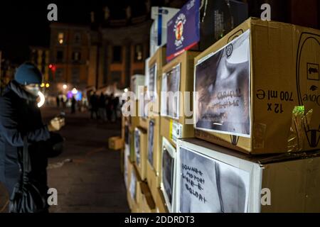 Napoli, Italy. 25th Nov, 2020. NAPLES, ITALY - NOVEMBER 25November 25 International day against male violence against women, gender and gender. Many nodes of the national network of Non Una Di Meno and feminist collectives have organized initiatives and flash mobs. In Naples a garrison was launched this evening in Piazza Dante following a campaign called Corpinrivolta, to give centrality to the bodies under attack but which at the same time rebel against violence. (Photo by Alessandro Barone/Pacific Press/Sipa USA) Credit: Sipa USA/Alamy Live News Stock Photo