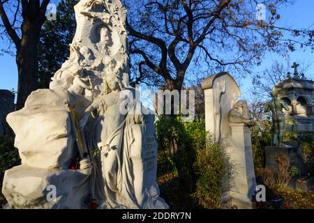 Wien, Vienna: graves of honor of Johann Strauss II and Johannes Brahms at Zentralfriedhof (Central Cemetery) in 11. Simmering, Wien, Austria Stock Photo