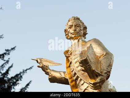 Thomas Paine gold gilded statue holding the Rights of Man, regilded November 2020, Thetford, Norfolk. unsharpened Stock Photo