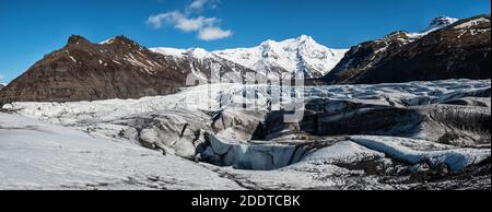 Svínafellsjökull, an outlet glacier of the vast Vatnajökull icecap. The mountain peak is Hvannadalshnúkur, at 2110m the highest in the country Stock Photo