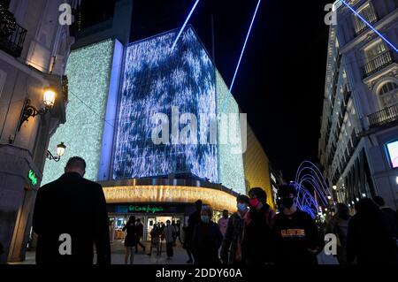 Madrid, Spanien. 26th Nov, 2020. Switching on the traditional Weihafterts lighting in the city center. Madrid 11/26/2020 | usage worldwide Credit: dpa/Alamy Live News