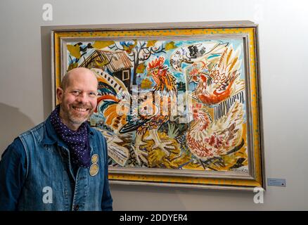 Scottish Gallery, Edinburgh, Scotland, UK, 27th November 2020. New exhibition preview: Mark Hearld’s Menagerie. The exhibition features a series of prints, woodcut and linocuts by Mark Hearld. Pictured: Mark Hearld with one of his colourful prints of British fauna, this one called 'Remembered Farm' Stock Photo