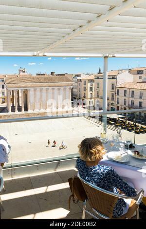 Nimes (south-eastern France): people eating on the terrace of the “Ciel de Nimes” restaurant overlooking the Roman temple “Maison Carree” (Square Hous Stock Photo