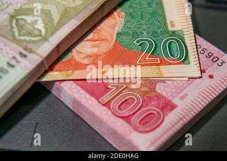 4000 dollars deals in pakistani rupees